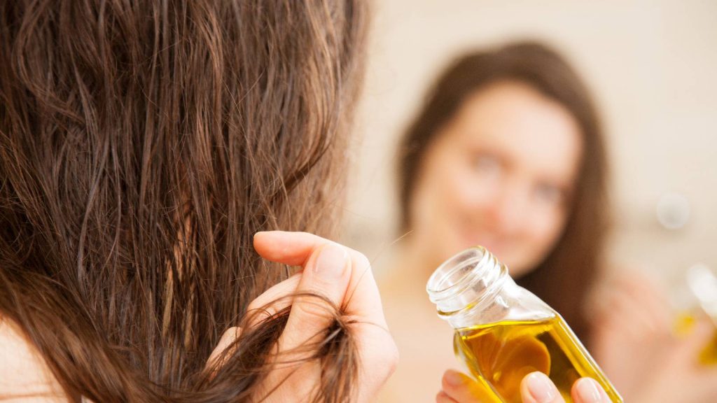 बाल झड़ना बंद और ग्रोथ होगी दोगुनी! घर पर बनाएं ये जादुई तेल Homemade hair oil hair growth